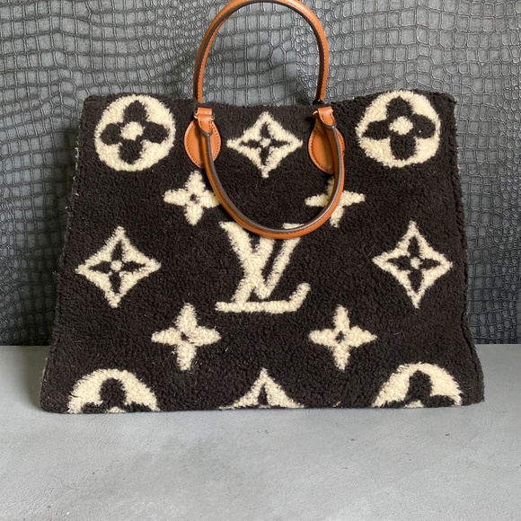 Louis Vuitton Handbags - OnTheGo Tote Monogram Giant Teddy Fleece